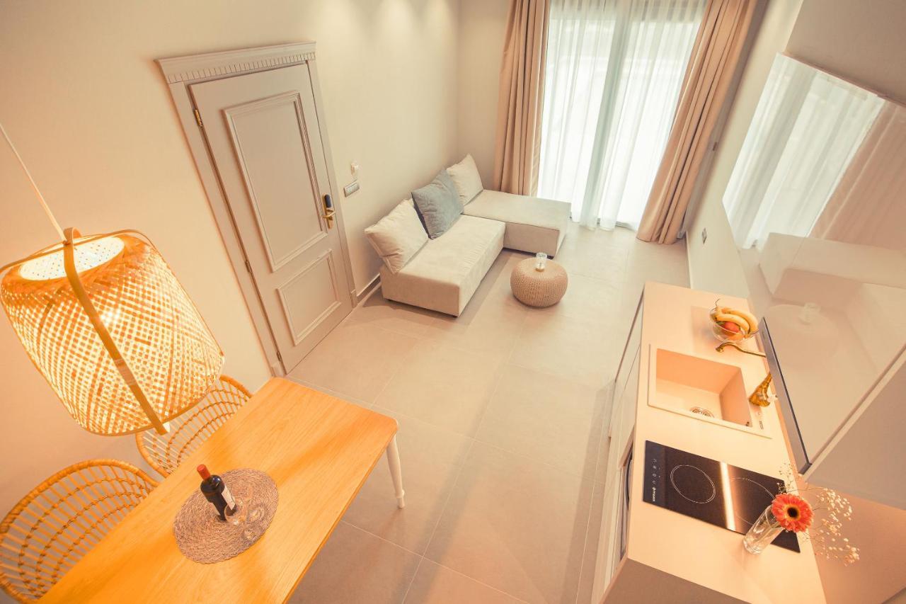 Io Luxury Pool & Hot Tub Suites Prévéza Extérieur photo