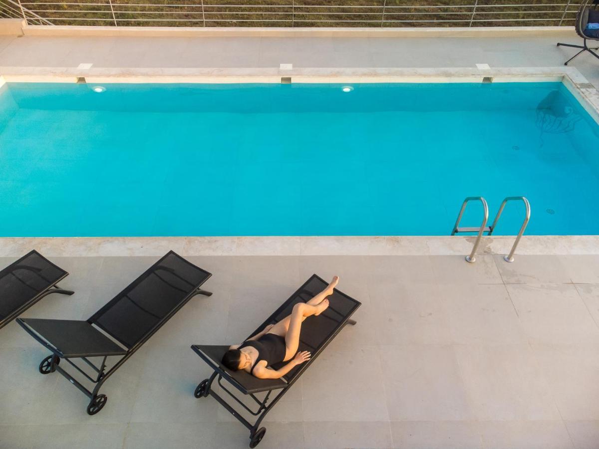 Io Luxury Pool & Hot Tub Suites Prévéza Extérieur photo